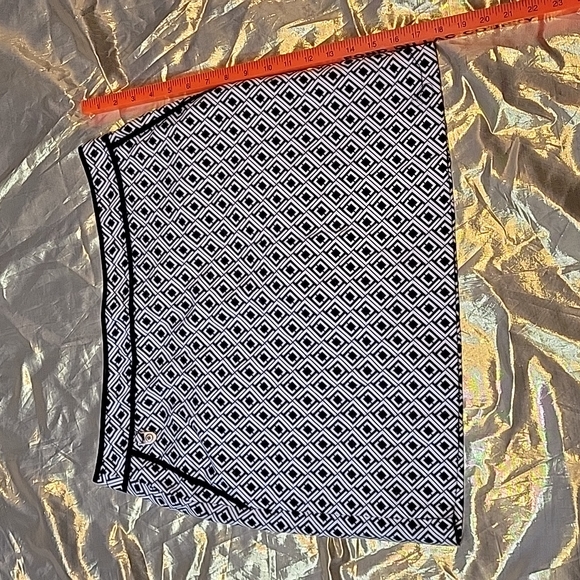 Liz Claiborne Women's Stretch Skirt with built in shorts. Size 12 - Picture 2 of 8